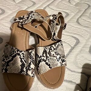 Sandal Bundle 16 pr One pr Bare Trap navy size 9. Keen water shoes 7.5.